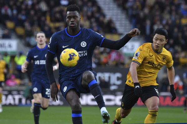 Wolves hang on to beat wasteful Chelsea 2 1 in sole Premier League